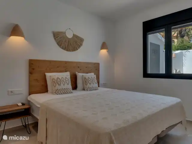 Slaapkamer gelegen aan voorzijde, voorzien van rolluik, hotelschakeling en inbouwkast